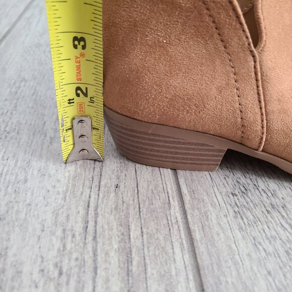 Soda women's brown suede ankle booties size 7 - Picture 13 of 13